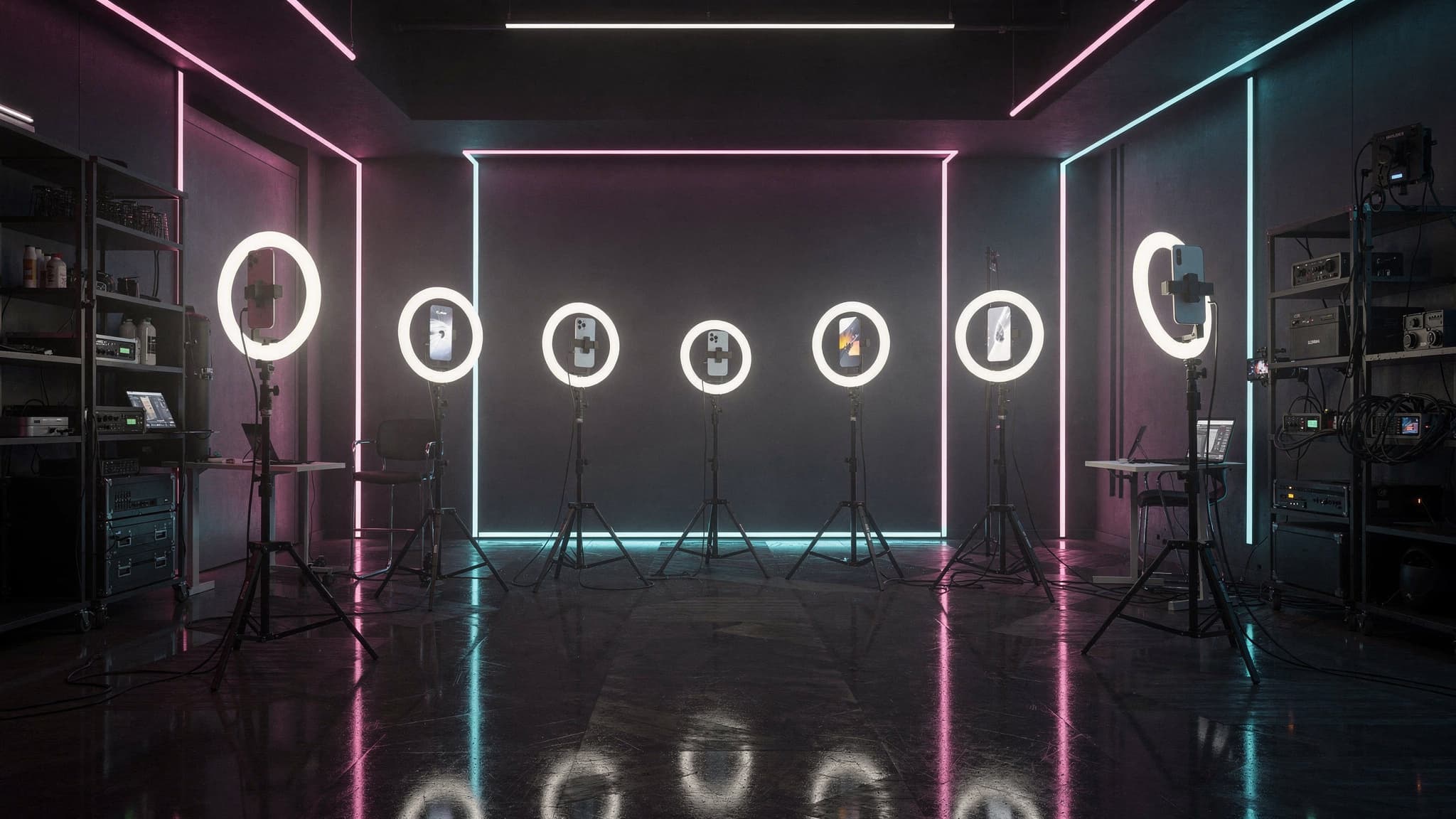Estúdio profissional de LIVE com ring lights e iluminação neon